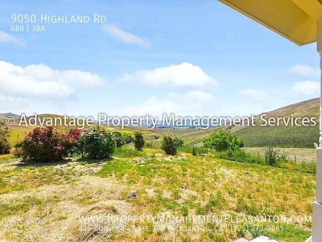 Building Photo - Unique 4 Bed / 3 Bath 3,484 Sq Ft Home off...