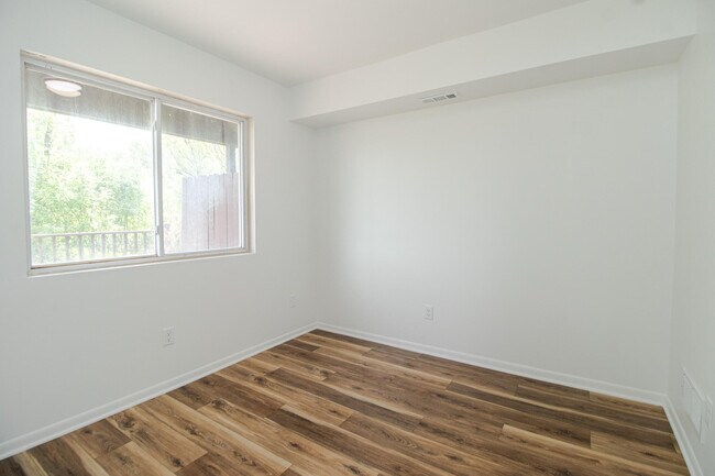 Building Photo - 1410 S River Rd