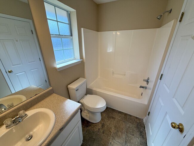 Building Photo - 3 Bedroom 2 Bath Brick Home in Milton!