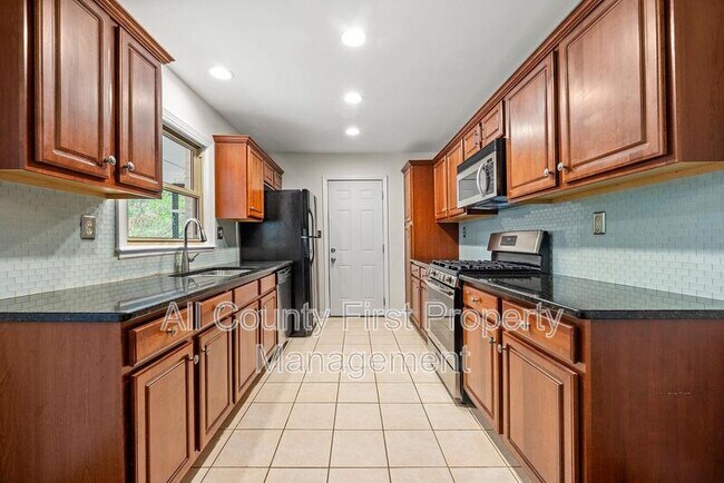 Building Photo - 2461 Fontaine Cir