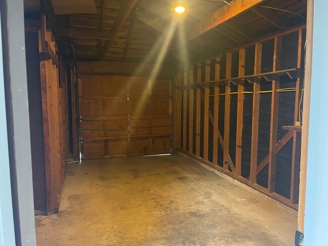 Building Photo - Beautiful 2 Bed, 1 Bath Duplex in SW Portland! Enjoy Private Yard, Spacious Floorplan in a Great ...