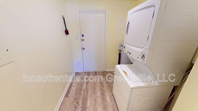 Building Photo - 111 Collins Ave