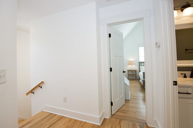 Building Photo - Charming Cottage in DOWNTOWN Southern Pines