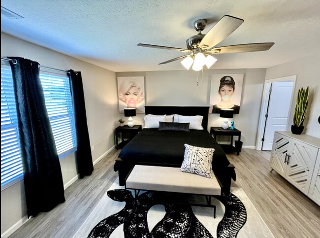 Building Photo - Vibrant 4 Bedroom Getaway with Hot Tub