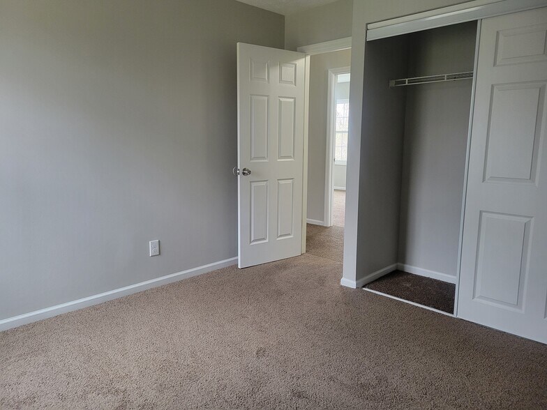 Building Photo - 2206 Big Tree Dr