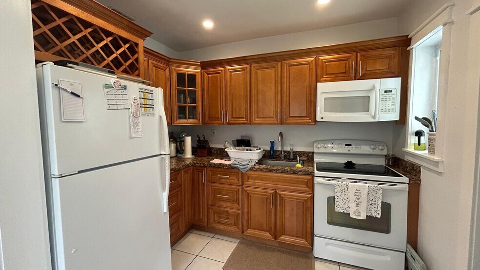 Building Photo - 6790 SW 18th St