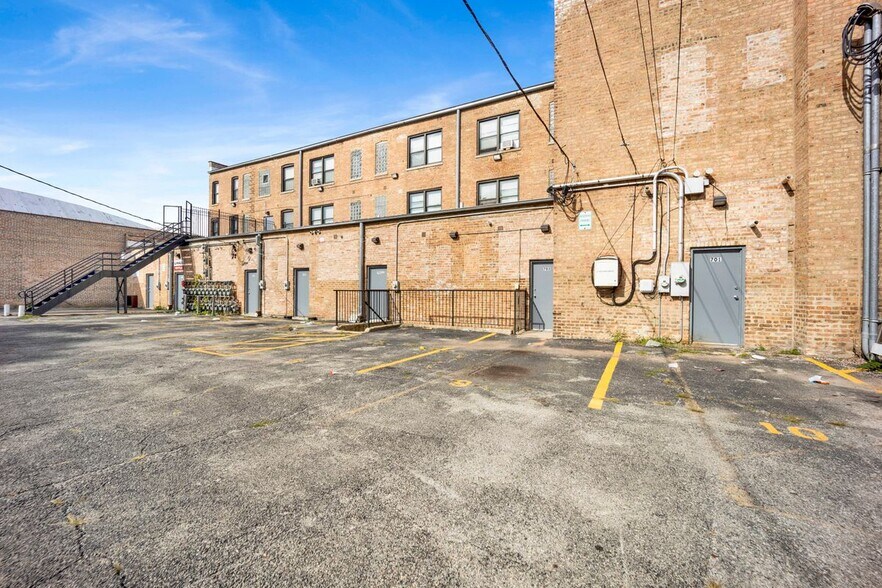 Building Photo - 701 S 5th Ave