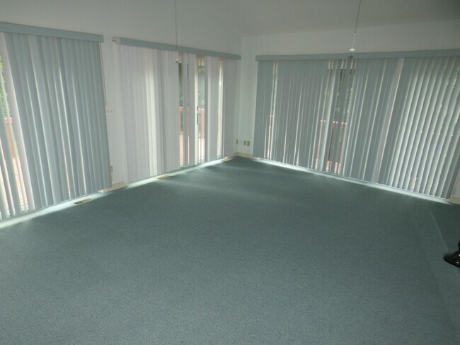 Building Photo - 10451 Edgehill Ln