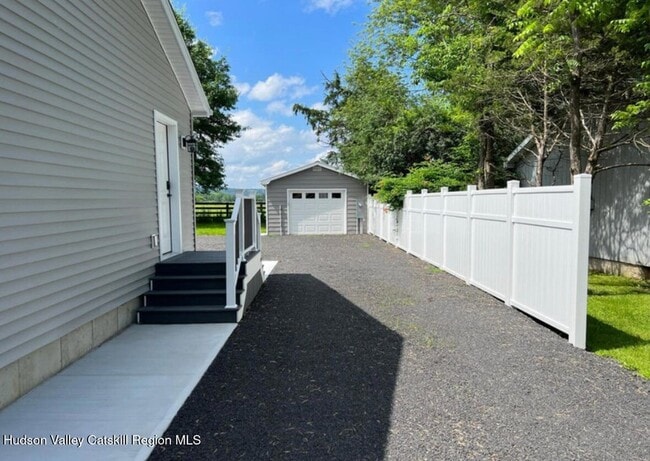 Building Photo - 37 Van Dyck St