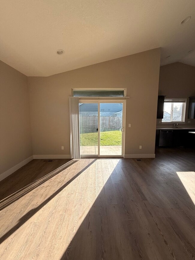 Building Photo - Large Fenced in Yard! 3Bd 2Ba Duplex