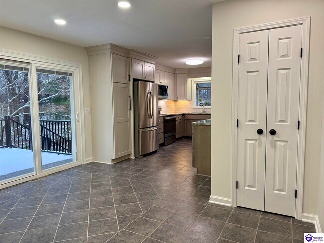 Building Photo - 913 Dogwood Cir