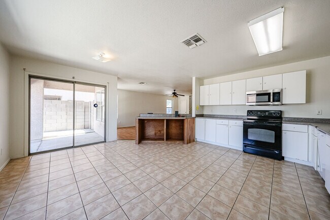 Building Photo - 11816 W Rosewood Dr