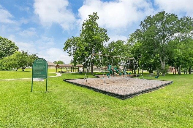 Building Photo - 10910 Scenic Dr