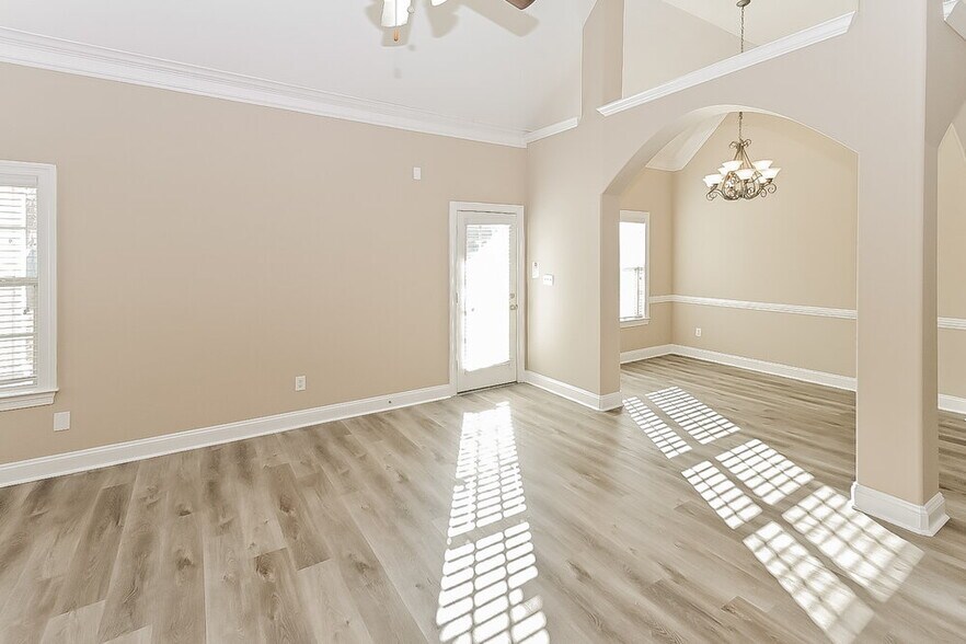 Building Photo - 3045 Roseleigh Dr