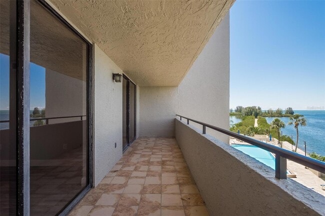 Building Photo - 6035 Sea Ranch Dr