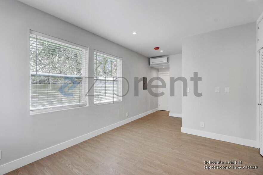 Building Photo - Unit A