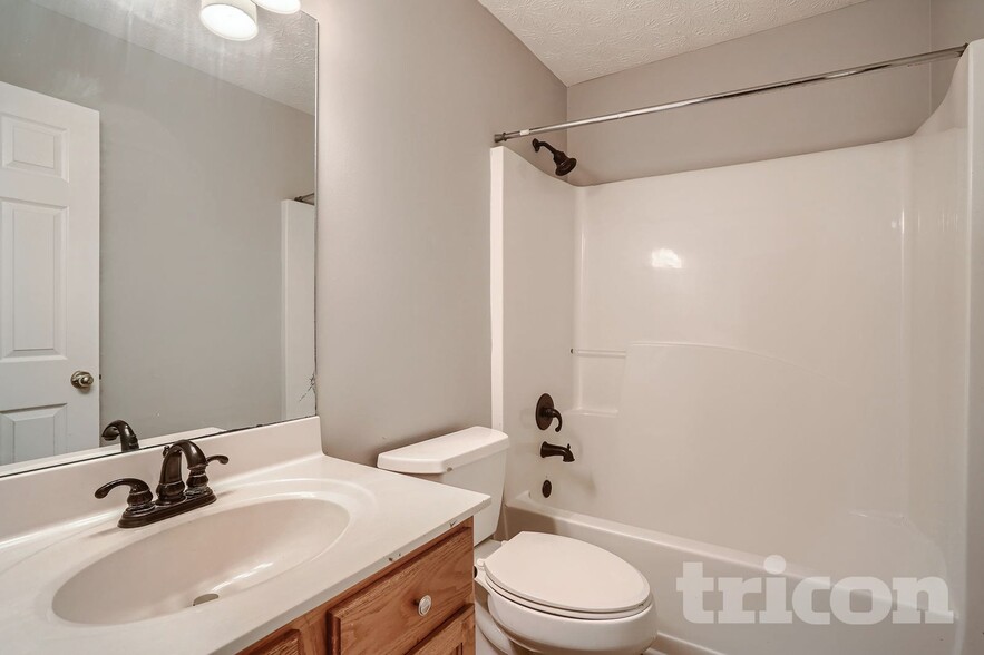 Building Photo - 415 Park Creek Trce