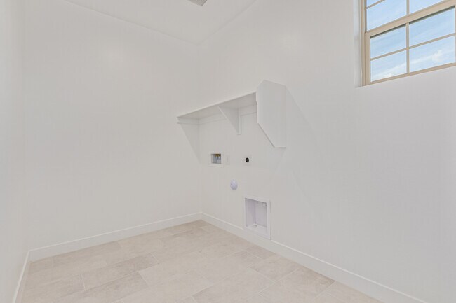 Building Photo - 713 W Longwood Dr