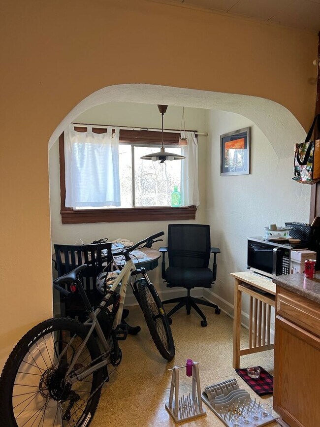 Building Photo - 1202 S Park Ave