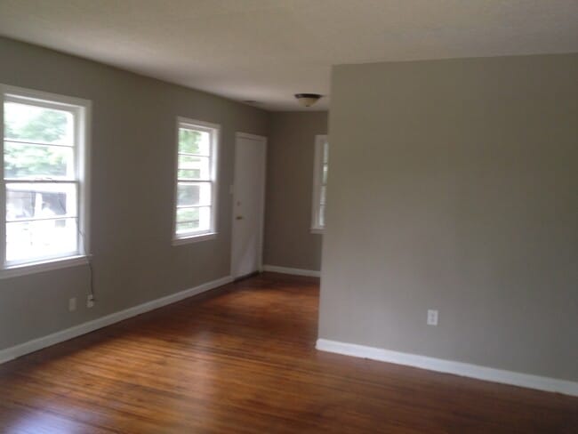 Building Photo - **AVAILABLE NOW*3 Bedroom / 1 Bathroom Hom...