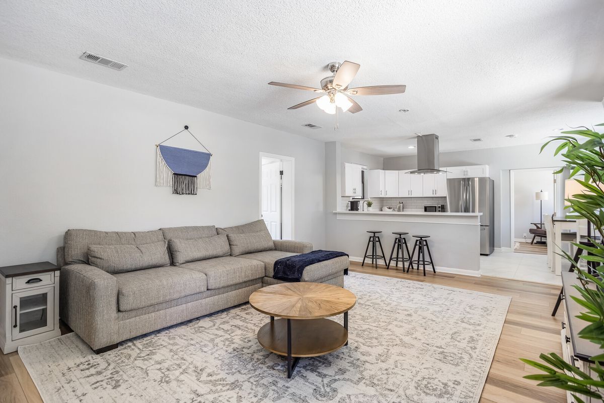 Building Photo - 427 Holly Ave