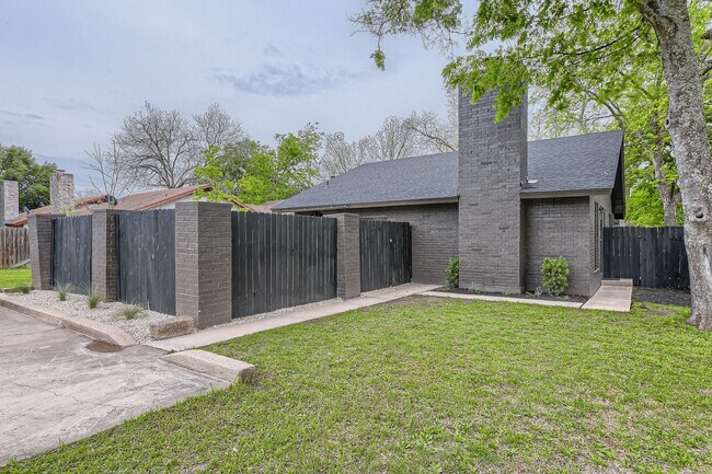 Building Photo - 3005 Edgedale Dr