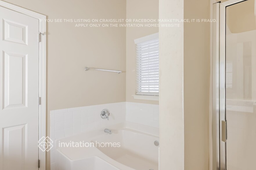 Building Photo - 3812 Rosebud Park Dr