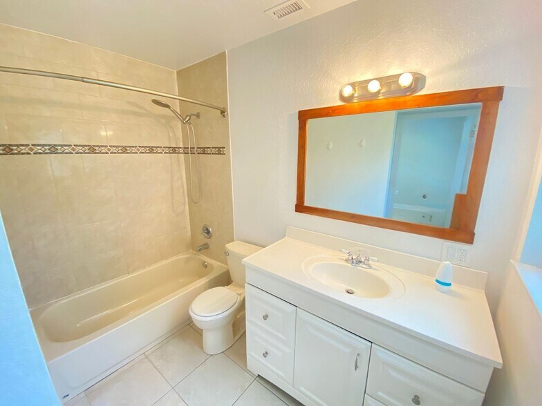 Building Photo - Available Now! 2/2 Bungalow near Downtown