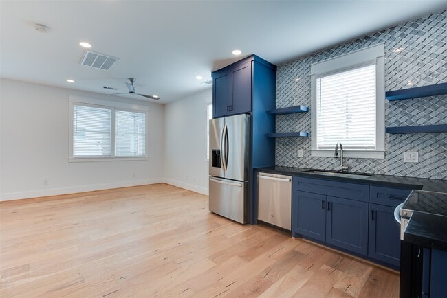 Building Photo - 425 W 21st St