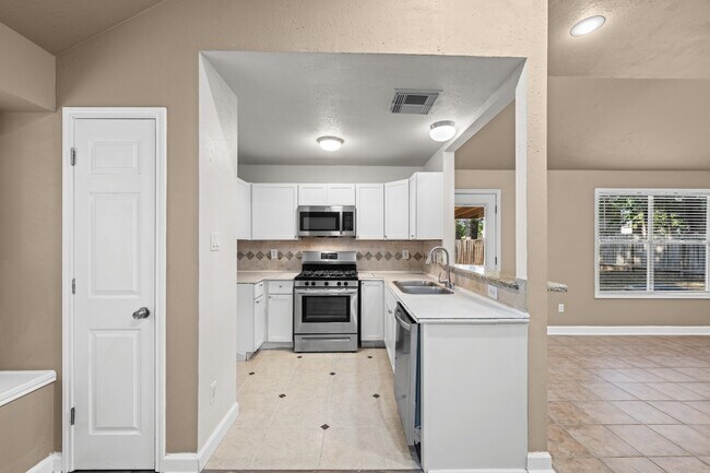 Building Photo - 12130 La Salle Oaks