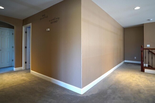 Building Photo - 1074 Vineyard Dr