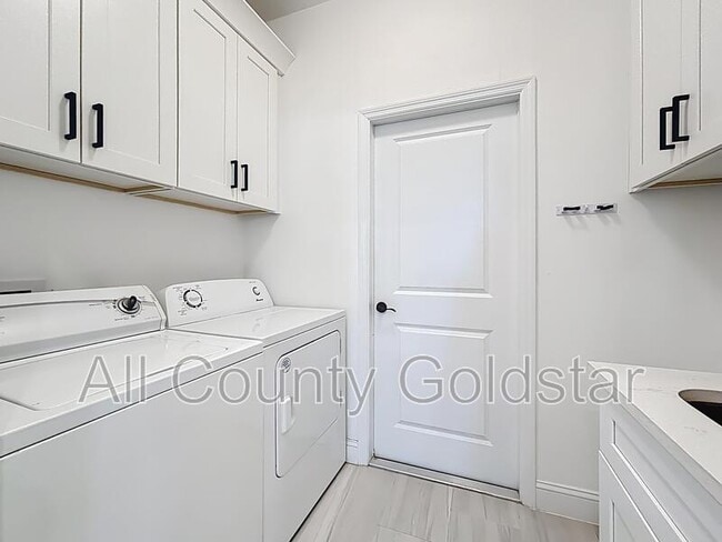 Building Photo - 6049 Higgins Ln