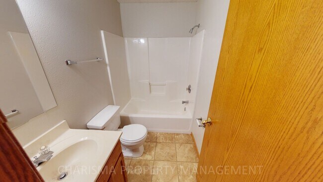 Building Photo - 3 BEDROOM, 2 BATH WALK IN TOWNHOME, ATTACH...