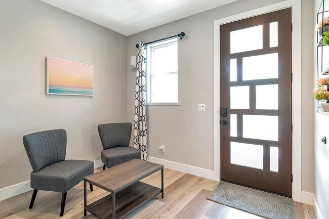 Building Photo - Fully Furnished 3BD/2BA Home with Solar – ...