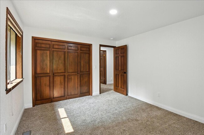 Building Photo - 3bd/2.25ba Edmonds House