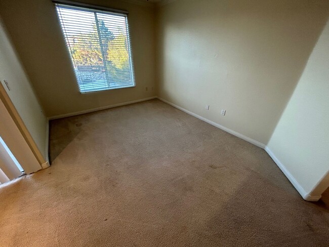 Building Photo - ADORABLE 2 BEDROOM 2 BATHROOM CONDO LOCATED IN A GATED COMMUNITY