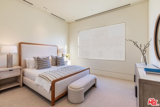 Building Photo - 455 N Palm Dr