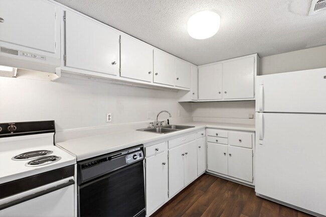 Building Photo - Charming 2BR Bolinwood Condo in Prime Chapel Hill Location!