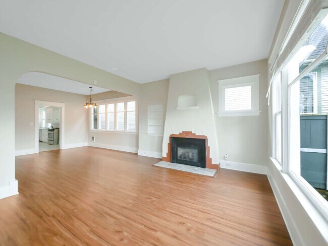 Building Photo - 3 Bed and 1 Bath Beautiful Duplex is Available for Rent!