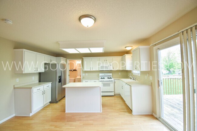 Building Photo - 4 Bedroom 2.5 Bathroom home in Urbandale