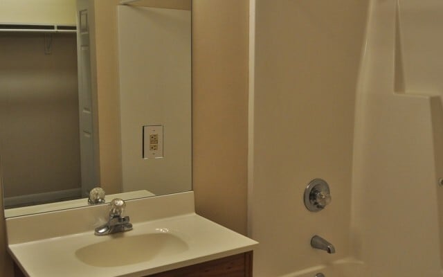 Building Photo - Student-friendly Split Level Home Located off Brown's Chapel Road