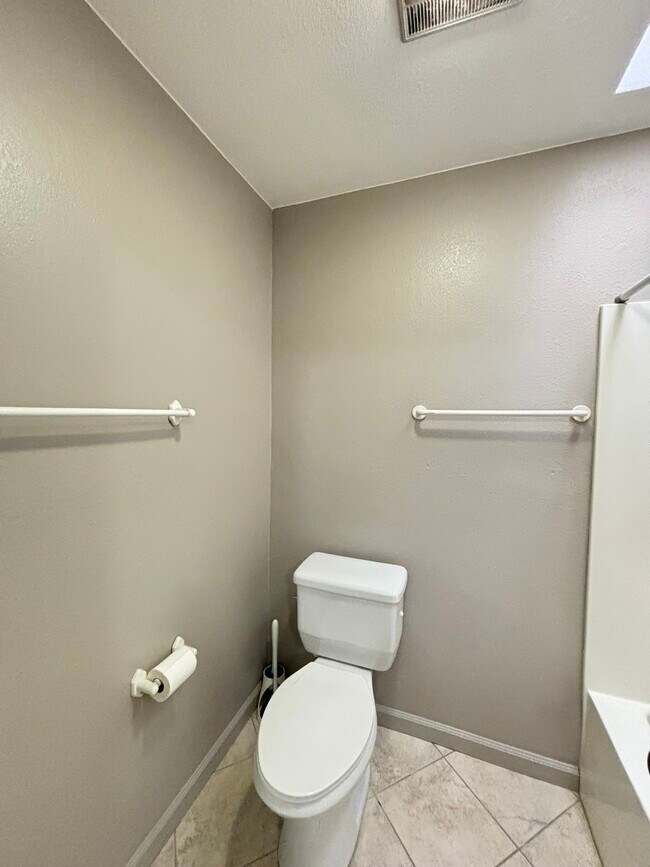 Building Photo - 2232 River Run Dr