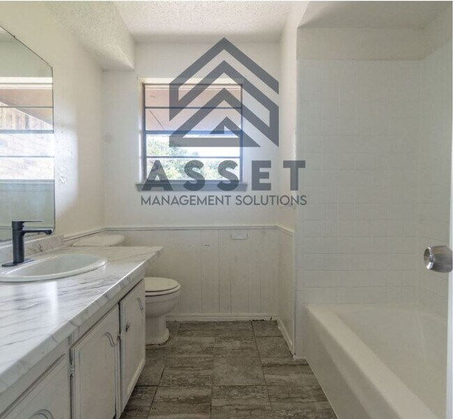 Building Photo - Cute 5 Bedroom House!