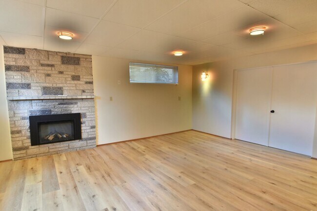 Building Photo - 5Bd/1.75Ba Mountlake Terrace House