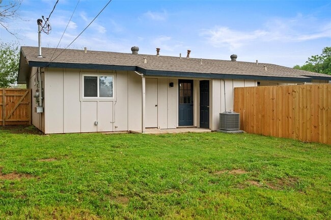Building Photo - 4904 Hawk Cove