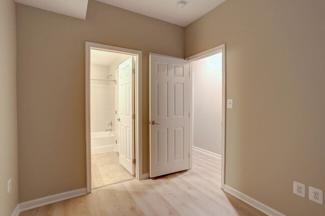 Building Photo - 3BR, 3BA, 1-Car Garage Townhome in Howard Square