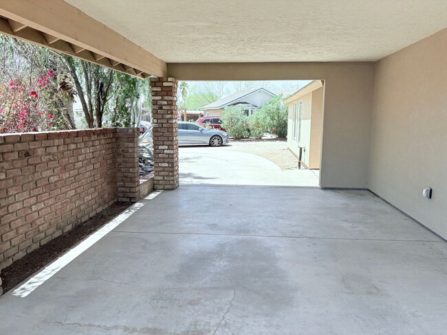 Building Photo - 3 bed/2 bath w/ large backyard
