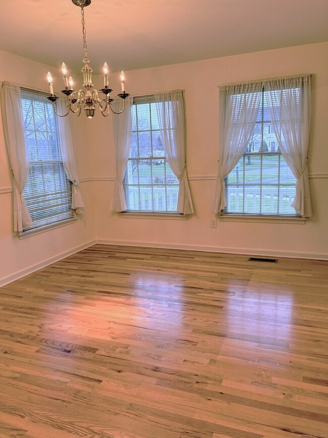 Building Photo - 5 Howes Ct