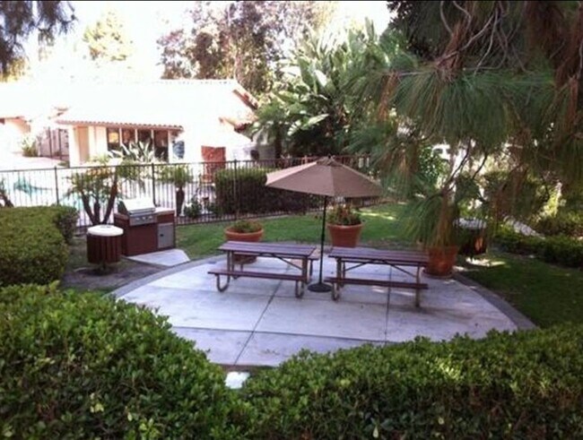 Building Photo - Minutes to the beach - Del Mar Villas -  available now