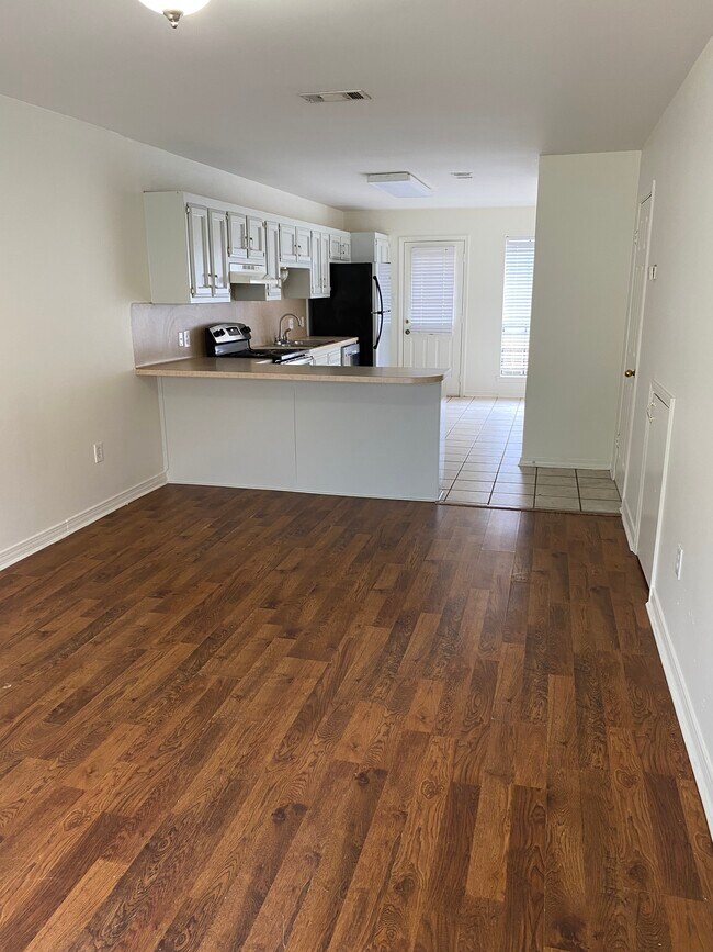 Primary Photo - 2293 Hollydale Ave